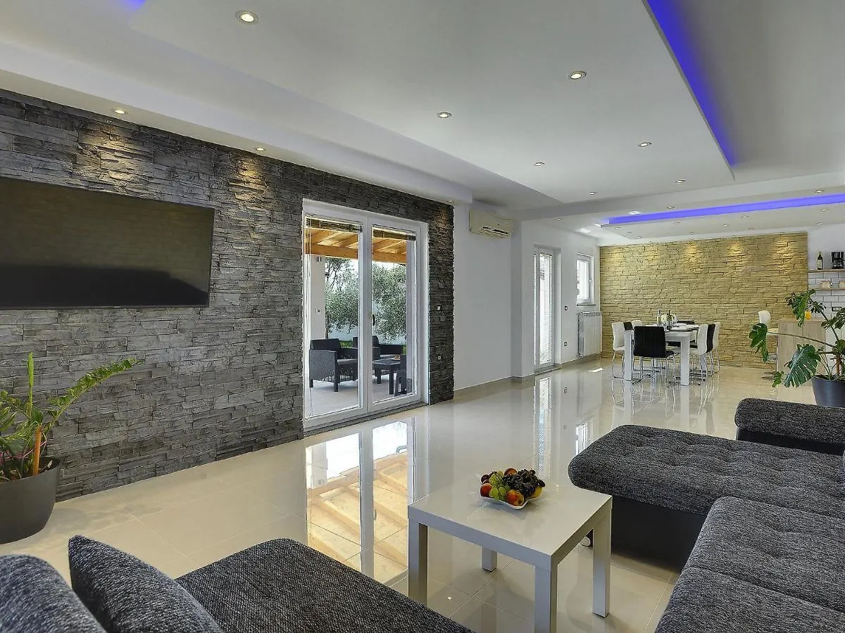 Family Villa With Swimming Pool Pula 0*,  Chorvatsko