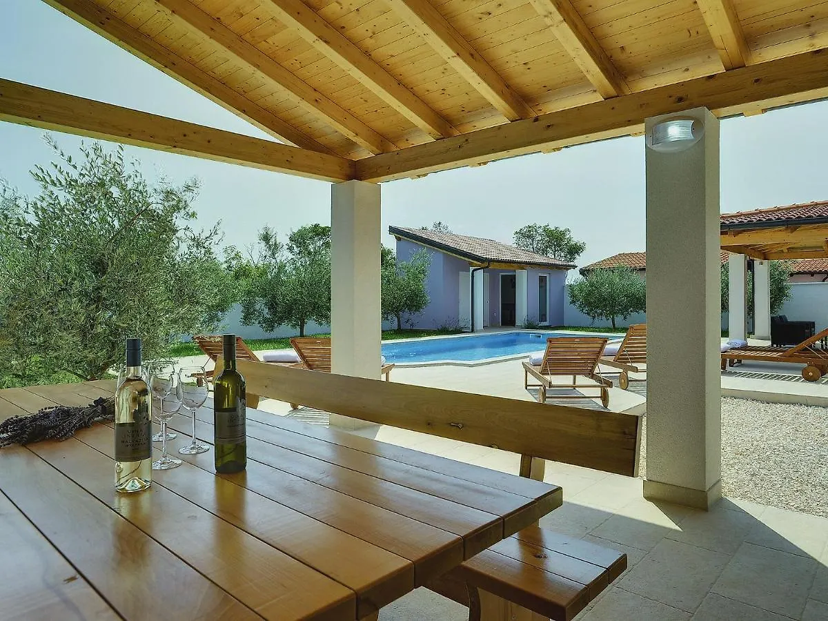 Family Villa With Swimming Pool Pula