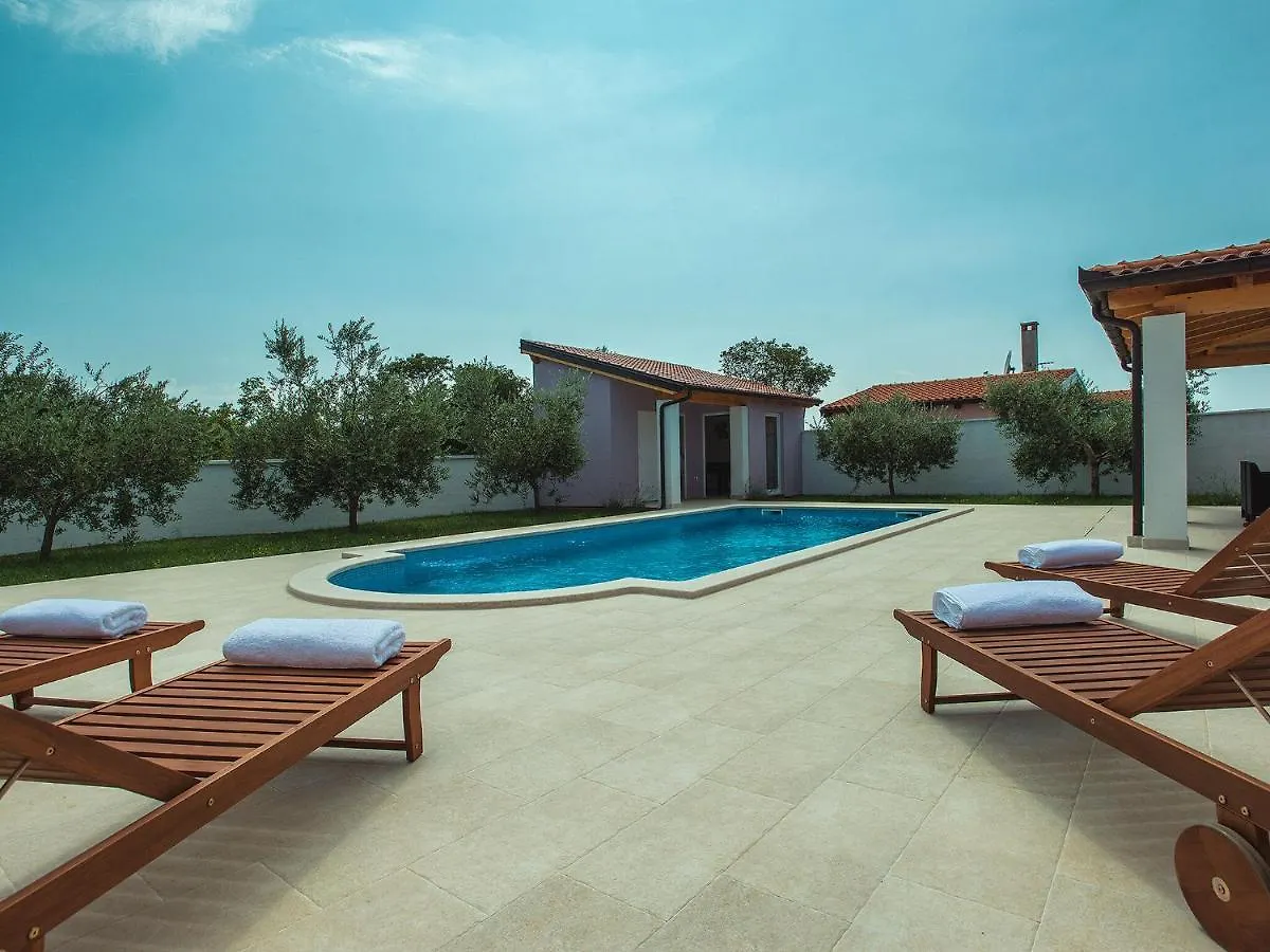 Family Villa With Swimming Pool Pula