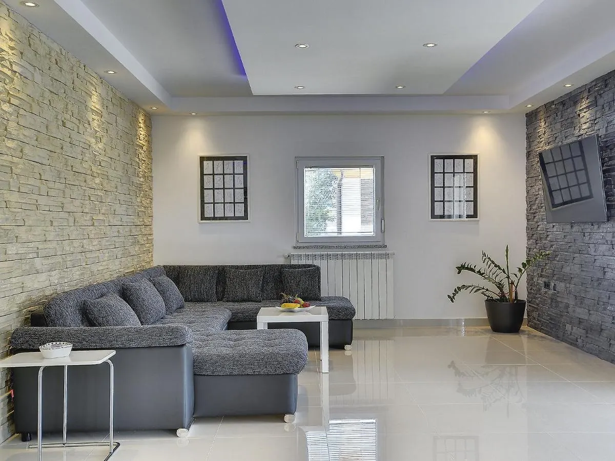 Family Villa With Swimming Pool Pula